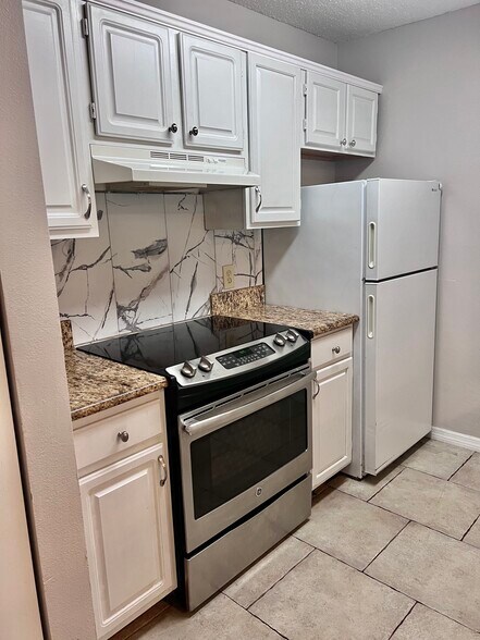 Backsplash over oven - 1929 Summer Club Dr