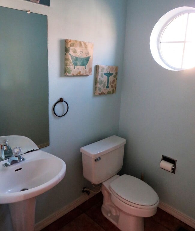 Building Photo - Beautiful 3 bedroom 2 bathroom home.