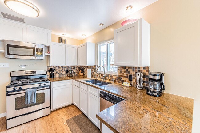 Building Photo - 444 Sierra Dr SE