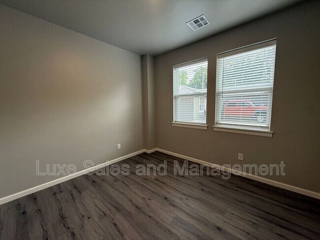 Building Photo - 1138 N Blackwelder Ave