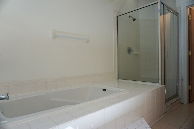 Building Photo - TownHome in Island Club West