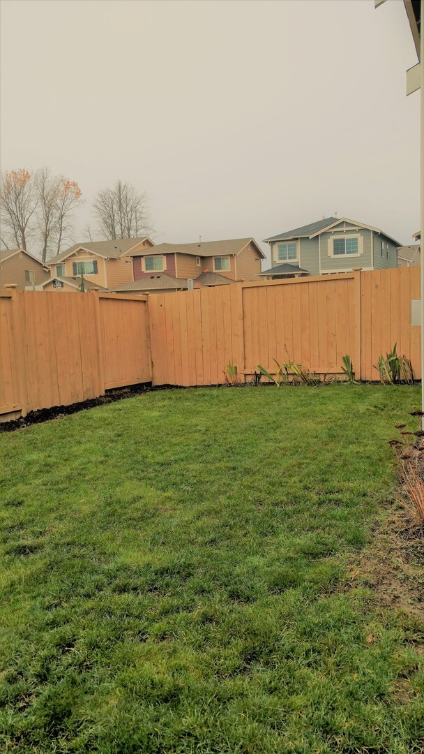 Building Photo - Spacious Fife 3 Bedroom with Fenced  Yard!