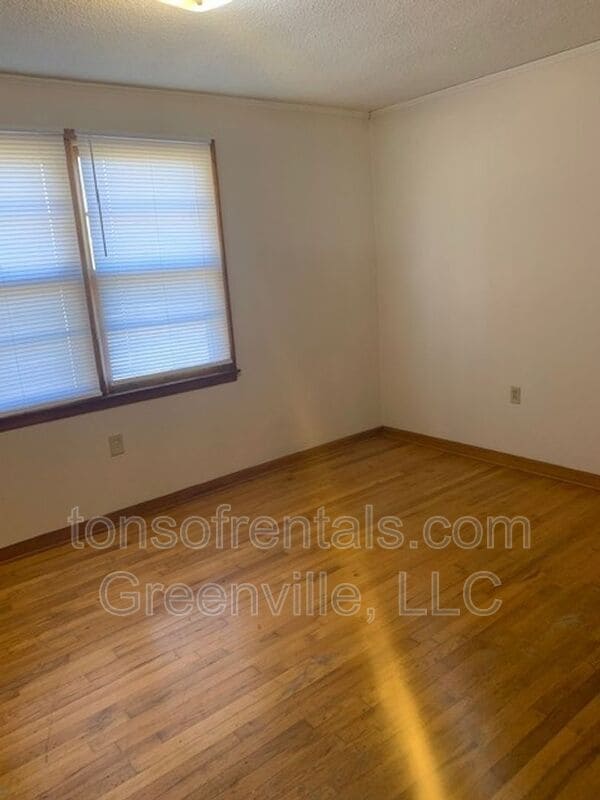 Building Photo - 111 Pineview Rd
