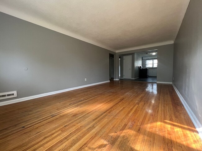 Primary Photo - Beautiful 3 bedroom 2 bath + Den/office to...