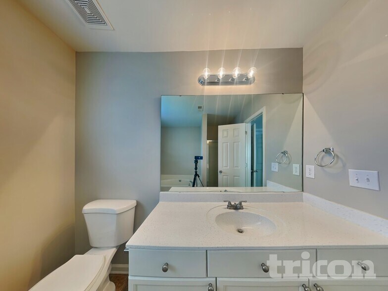 Building Photo - 2120 Ballingarry Dr
