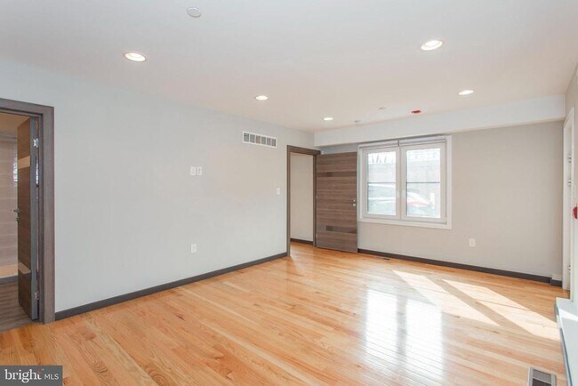 Building Photo - 2553 Montrose St