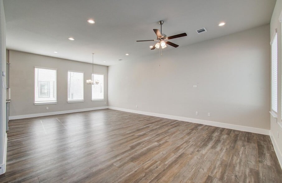 Building Photo - 1741 Cove Cres Ct