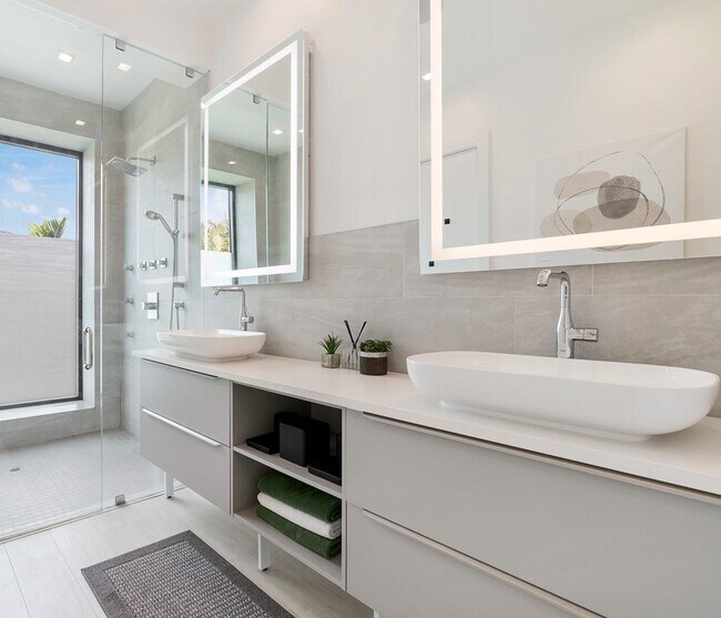 Building Photo - 1311 Bay Dr