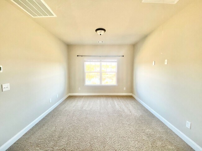 Building Photo - $1000 OFF 1st month rent!!!!Guyton Beauty!...