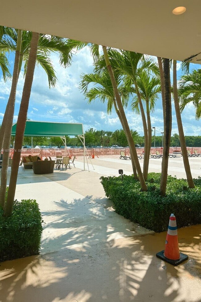 Building Photo - 400 Kings Point Dr