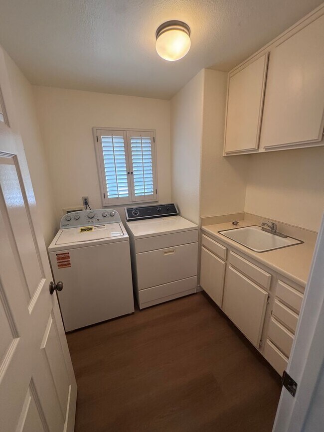 Building Photo - Spacious La Jolla Home in Gated Community