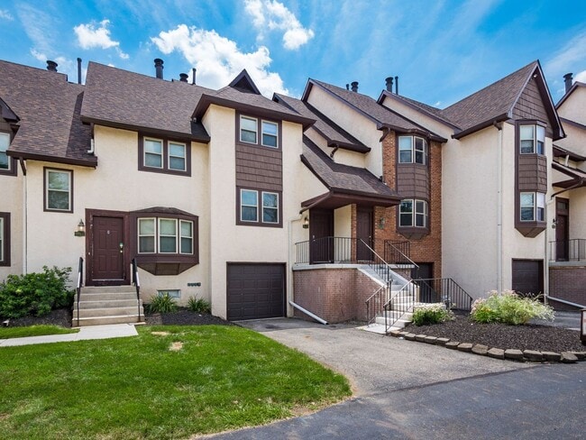 Building Photo - 2017 Queensgate Ln