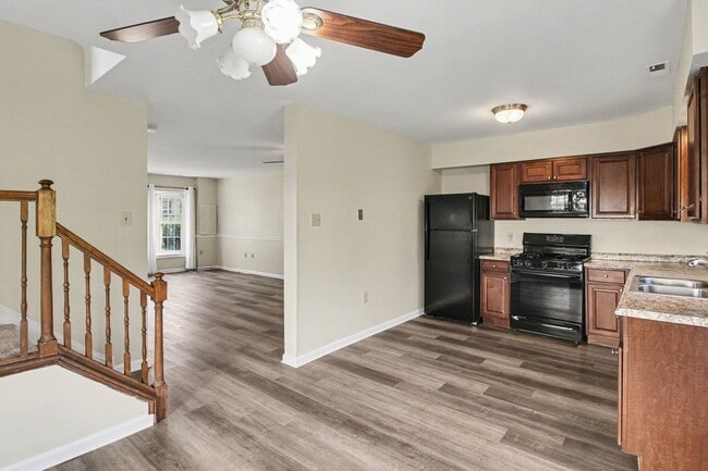 Building Photo - Beautiful Spacious Townhome