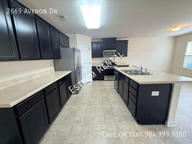 Building Photo - 2669 Averon Dr