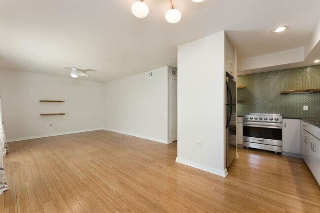 Building Photo - 2200 Dickson Dr