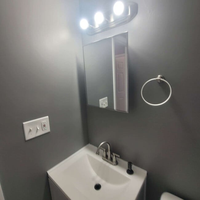 Building Photo - 2BR/1BA Garden Apartment $999 Osborn/66th St.