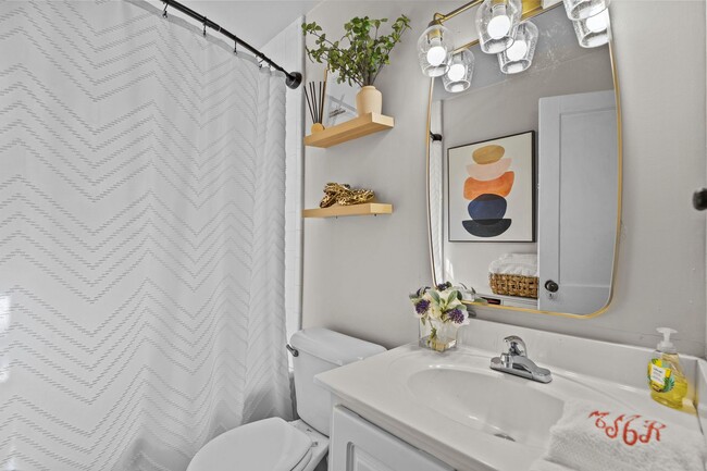 Building Photo - Downtown Townhouse Available 1 Nov 25!