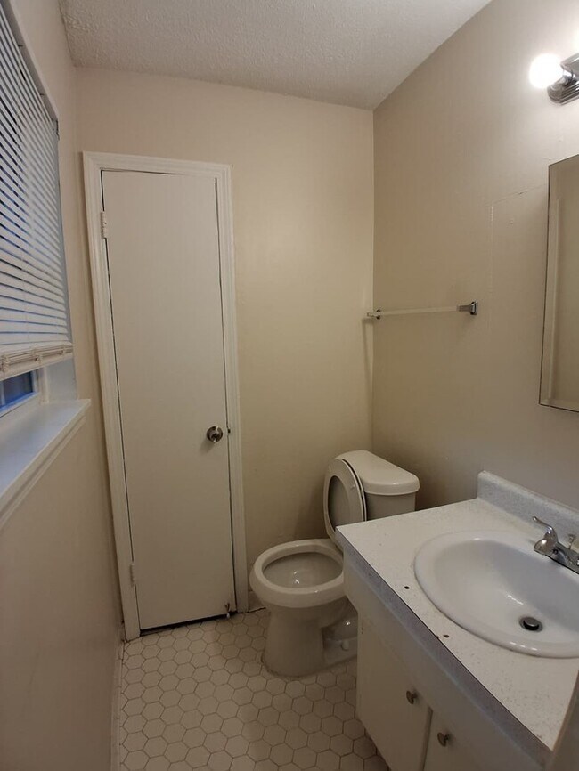 Building Photo - Large Home For Rent!
