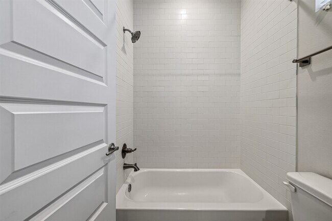 Building Photo - 2812 Grand Fountains Dr