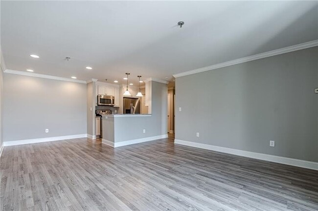 Building Photo - 300 Johnson Ferry Rd