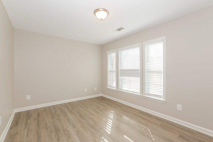 Building Photo - 1813 Temple Park Dr SW