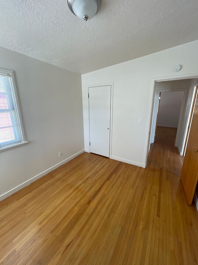 Building Photo - 2 Bedroom Home