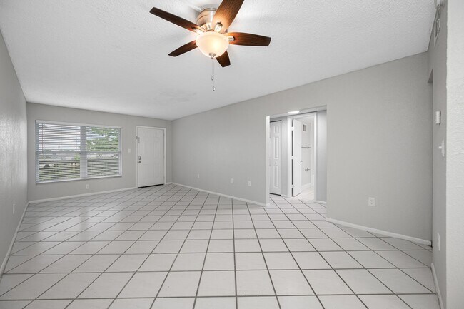 Building Photo - Spacious 2 Bed-1Bath apartment with Pool!