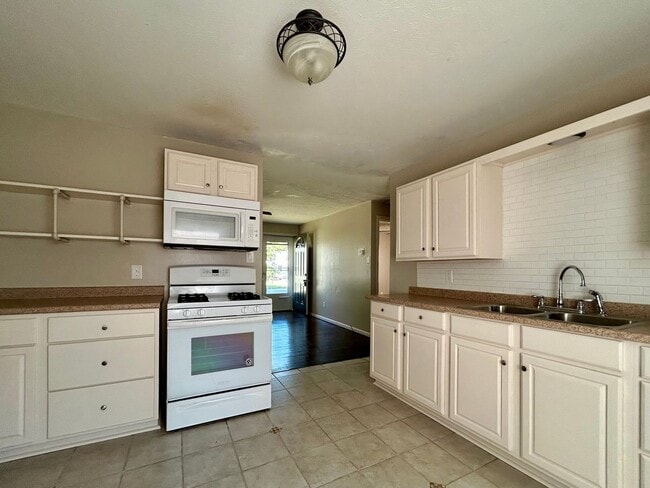 Building Photo - 2 Bedroom in SW Wichita, KS