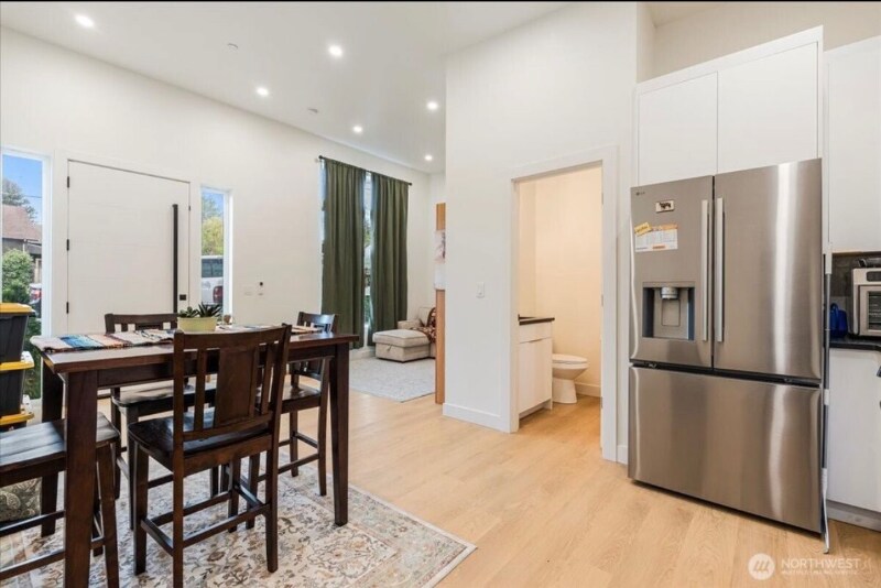 Building Photo - 520 Columbia St