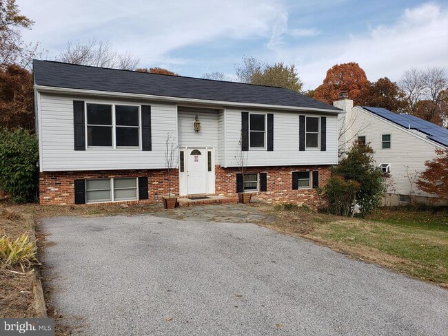 Building Photo - 724 Hillcrest Dr