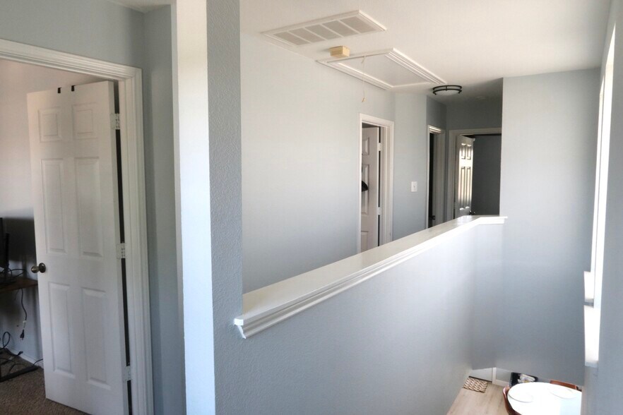 Building Photo - 500 Rolling Oak Dr