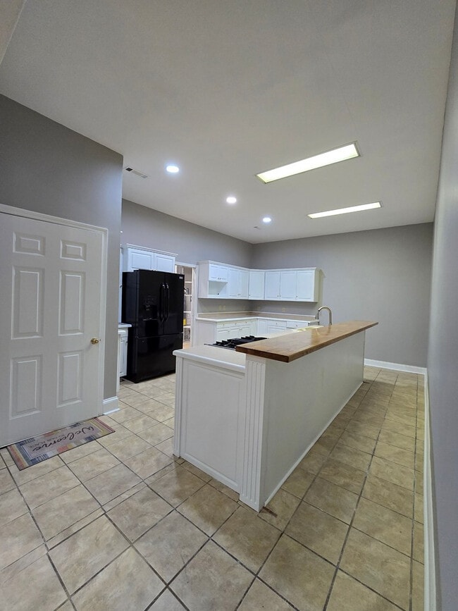 Building Photo - 900 Race Track Rd