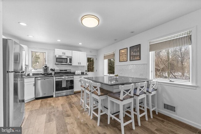 Building Photo - 191 Lakeshore Dr