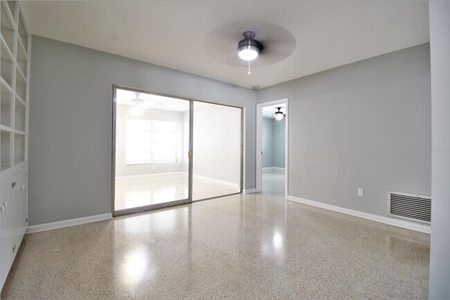 Building Photo - 1001 Brookside Dr