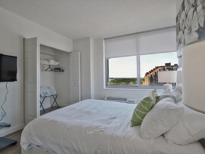 Building Photo - 33 Hudson St