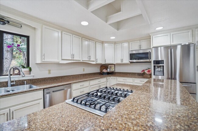 Building Photo - 540 Crestview Dr