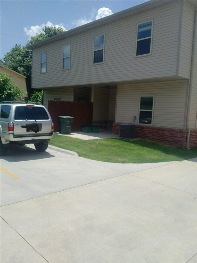 Building Photo - 1524 N Leverett Ave