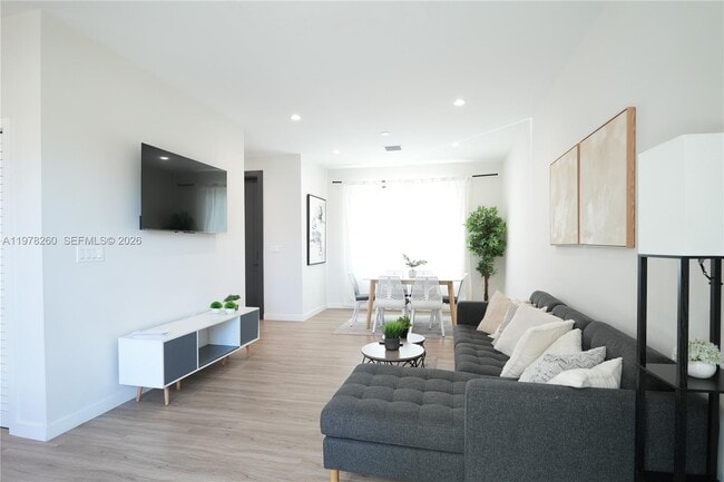 Building Photo - 211 SE 4th St