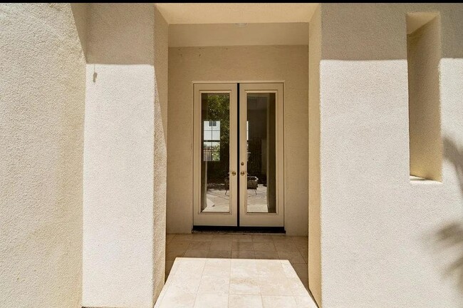Building Photo - 2520 Club Dr