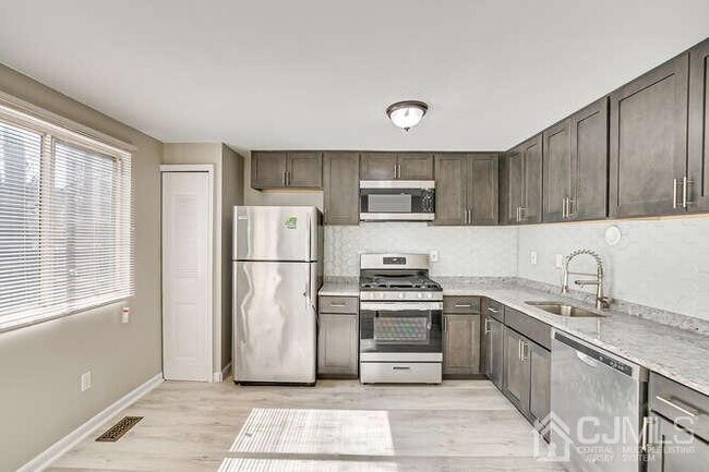 Building Photo - 216 E 7th St