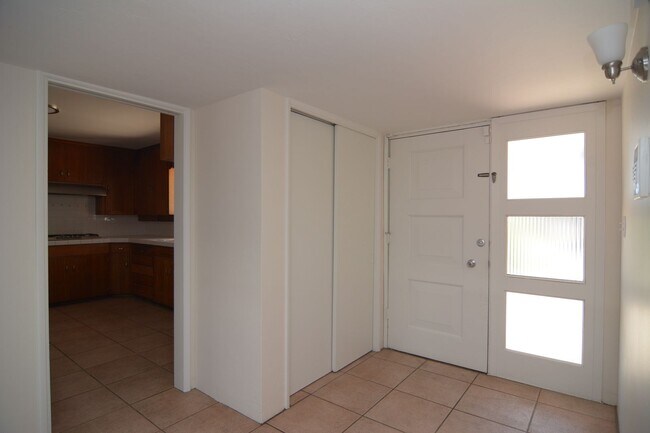 Building Photo - 6 Bedroom 3 Bath Home! Walking distance to University!