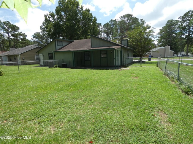 Building Photo - 207 Village Dr
