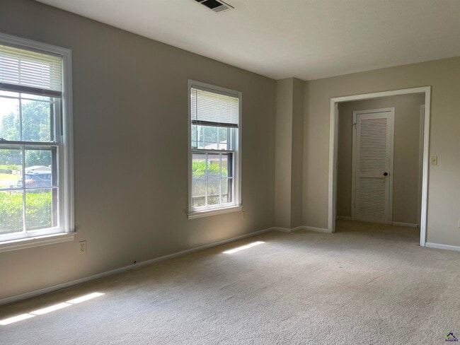 Building Photo - 112 Country Wood Trail