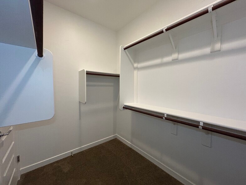 Building Photo - 2241 E Meadowview Ct