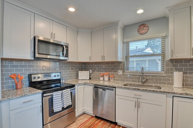 Building Photo - Cozy Updated 2 Bedroom Townhouse in Central Colorado Springs