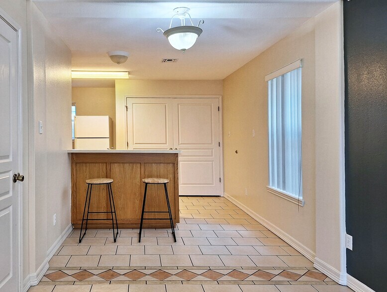 Building Photo - 1905 Maria Isabel Dr