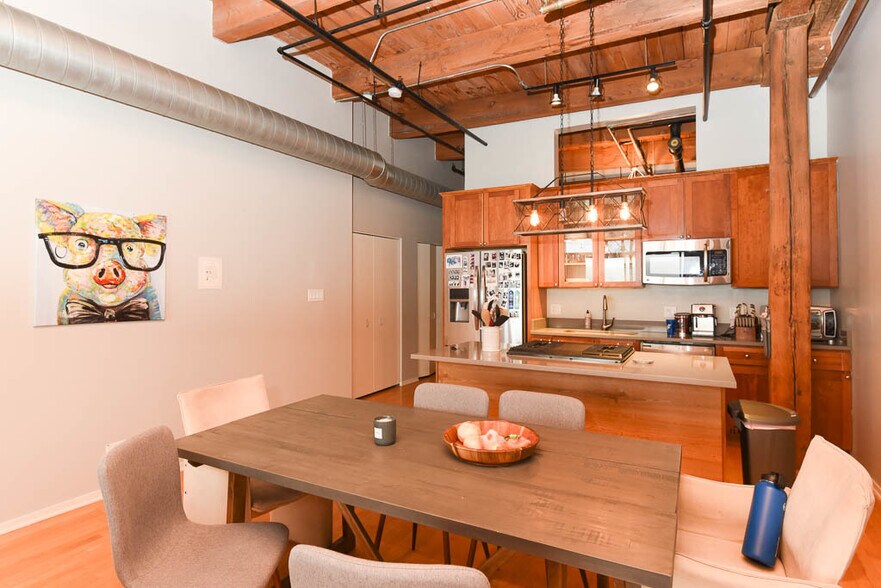 Building Photo - 14 N Sangamon St