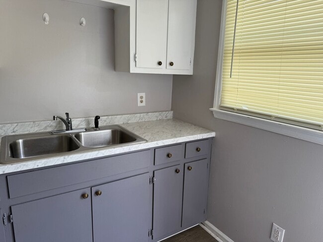 Building Photo - School St