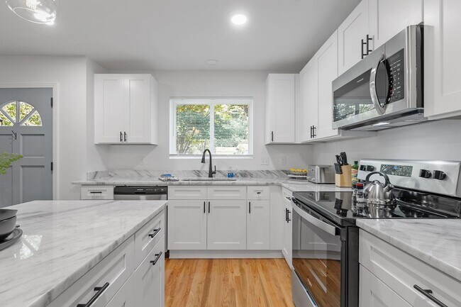 Building Photo - 3 bedroom 2 bath house 1-car garage walk to TMH!! Available in MAY!