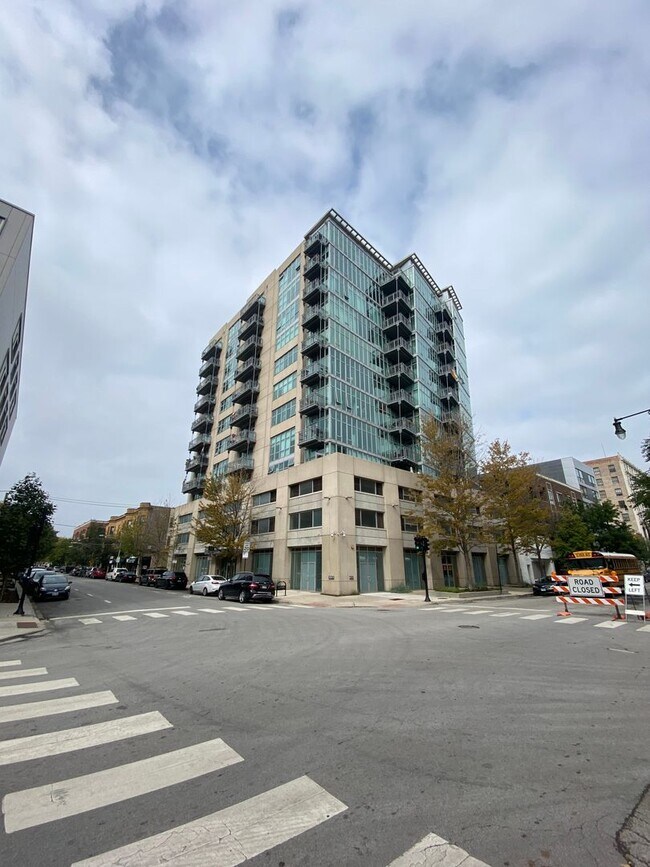 Building Photo - Beautiful Uptown Condo for Rent: 2 bed, 2 ...